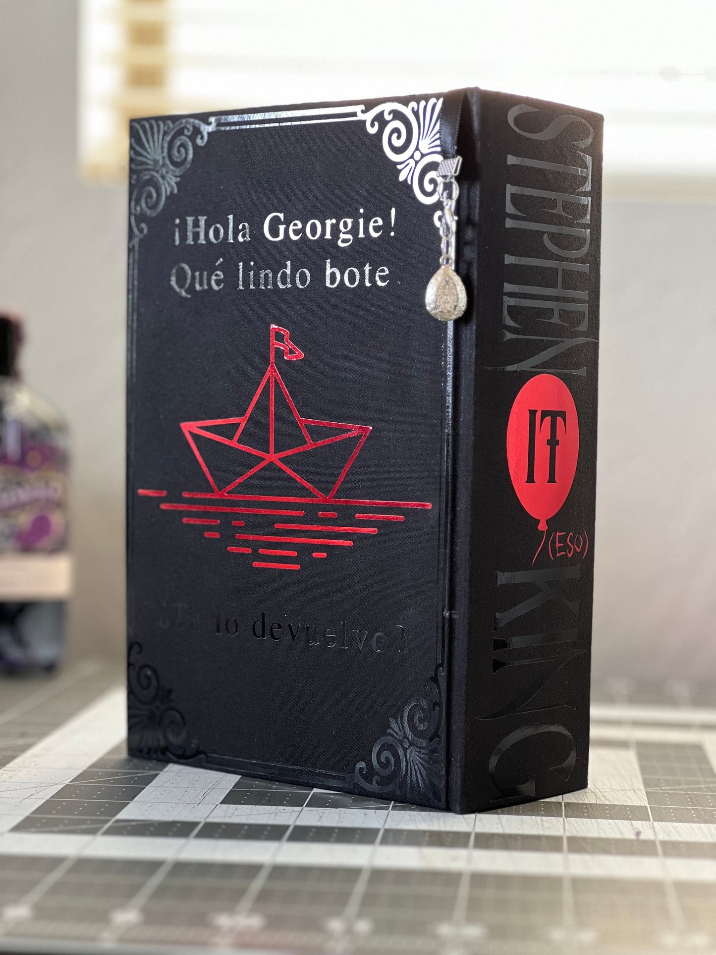 IT (Spanish Edition) by Stephen King Handcrafted Rebounded Hardcover Special Edition