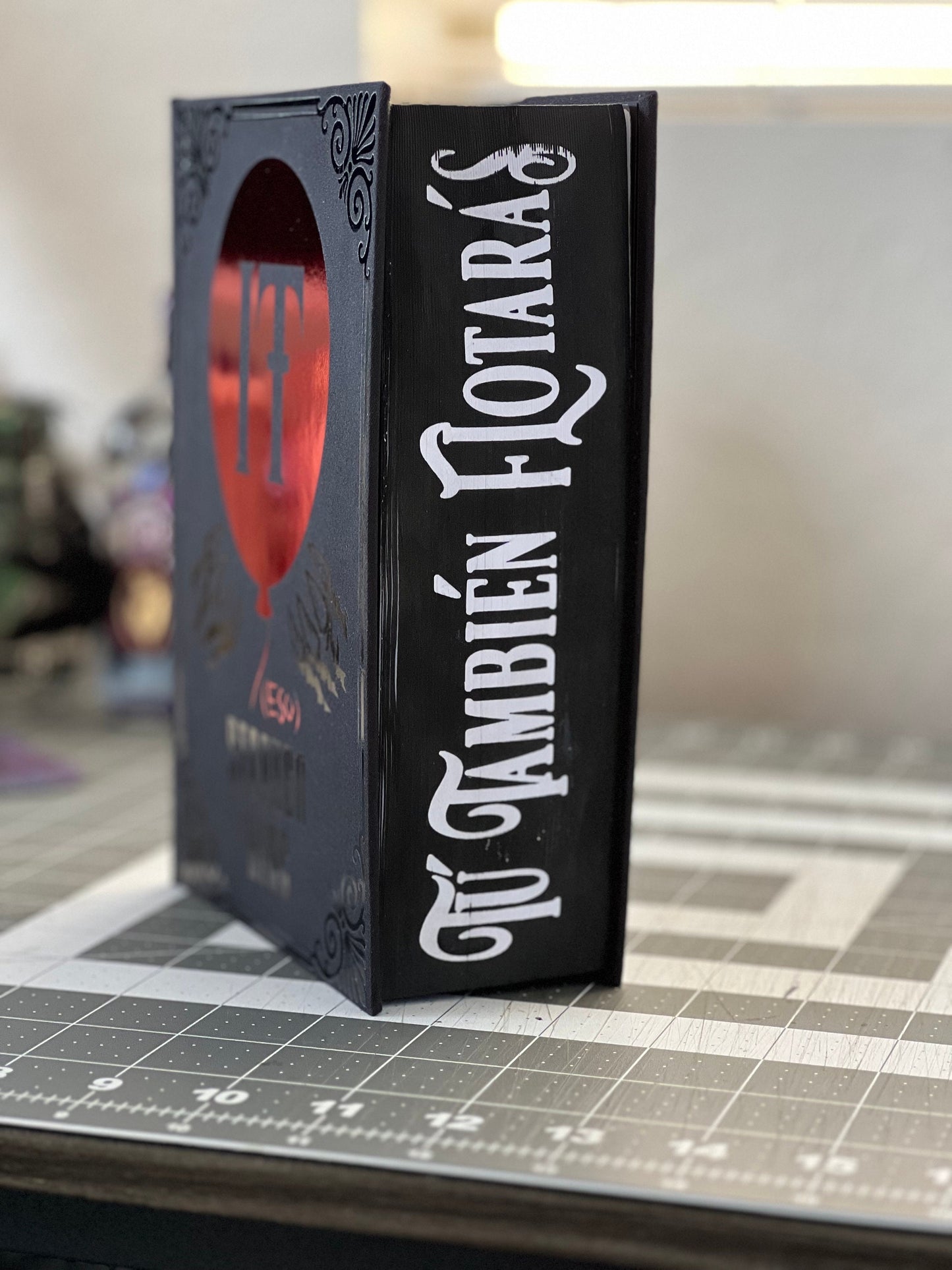 IT (Spanish Edition) by Stephen King Handcrafted Rebounded Hardcover Special Edition