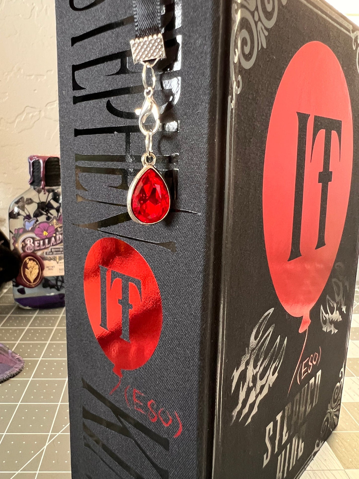 IT (Spanish Edition) by Stephen King Handcrafted Rebounded Hardcover Special Edition
