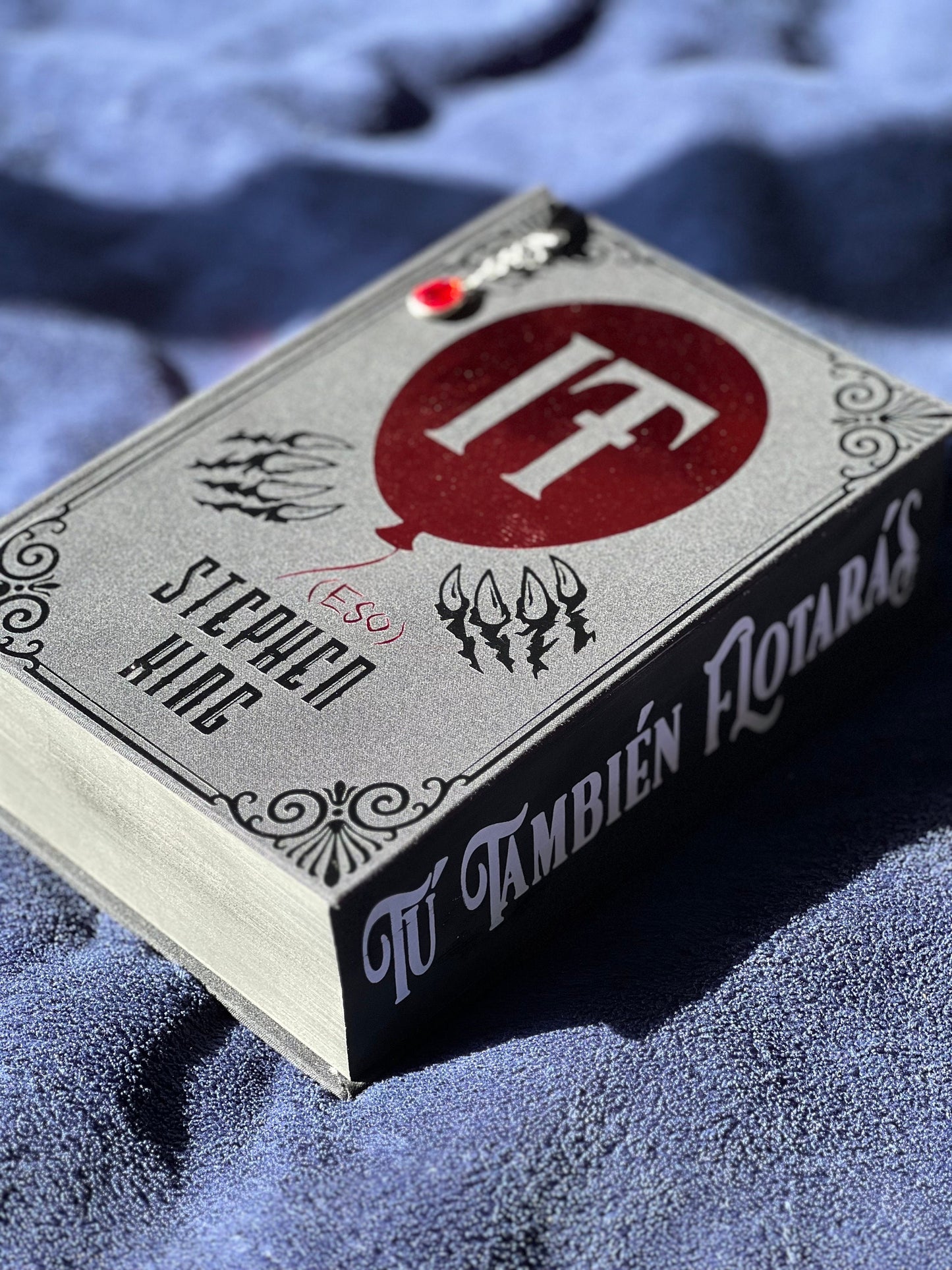 IT (Spanish Edition) by Stephen King Handcrafted Rebounded Hardcover Special Edition